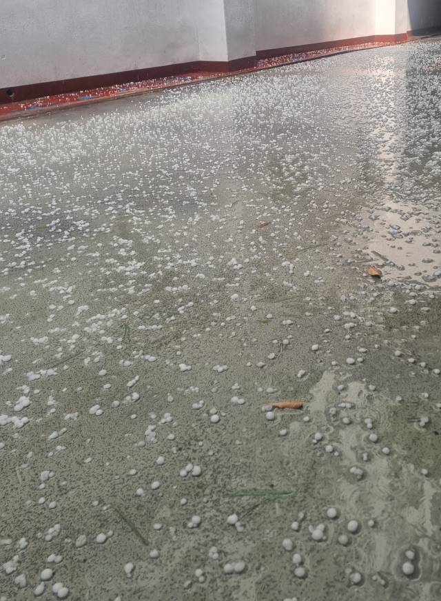 6일 오후 대구 중구의 한 주차장 건물 입구에 우박에 내린 모습. 독자 제공