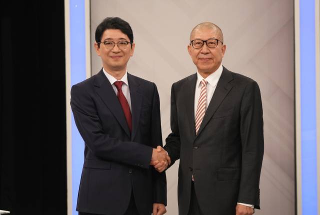 국민의힘 박형준 부산시장과 주진우 의원이 지난달 27일 부산KBS에서 첫 TV 토론회를 펼치기 전 악수를 나누고 있다. 국민의힘 제공