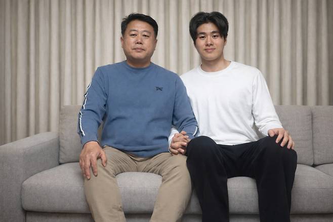 ▲ 경운대 산업정보대학원 최고위관리자과정 24기에 입학한 김정우(부)씨와 스포츠지도학과 26학번 신입생 김의현 학생(자·오른쪽). 경운대 제공.