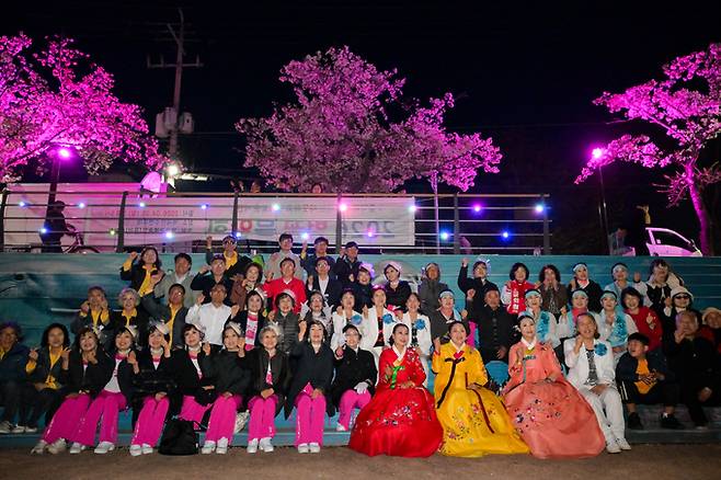 ▲ 영덕군예술인연합회가 5일 오후 5시 영덕읍 덕곡천 수변무대에서 '2026 벚꽃 버스킹 공연'을 열었다. 영덕군예술인연합회 제공