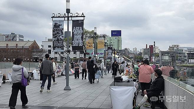 광주 동구 금남로와 충장로 일대에서 열린 ‘걷자잉’ 한 켠에는 플리마켓들이 자리하고 있다.김종찬기자 jck41511@mdilbo.com