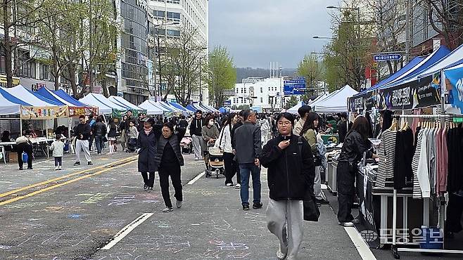 광주 동구 금남로와 충장로 일대에서 열린 ‘걷자잉’에 참여한 시민들이 구경하고 있다.김종찬기자 jck41511@mdilbo.com
