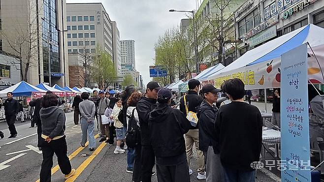 광주 동구 금남로와 충장로 일대에서 열린 ‘걷자잉’에 참여한 시민들이 구경하고 있다.김종찬기자 jck41511@mdilbo.com