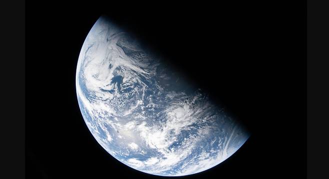 3일(현지시간) 아르테미스 2호 임무 중 리드 와이즈먼 사령관이 오리온 우주선 창을 통해 지구를 촬영하고 있다. 사진은 달 전이 궤도 진입 이후 촬영됐다.(출처=나사(NASA) 공식 홈페이지)