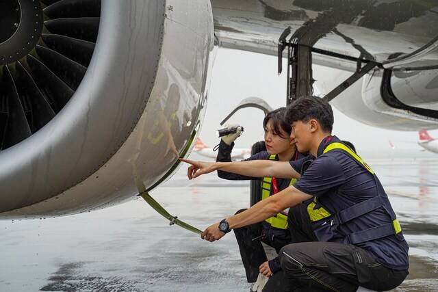 티웨이항공 정비 직원들이 항공기 엔진을 점검하고 있다. 티웨이항공 제공