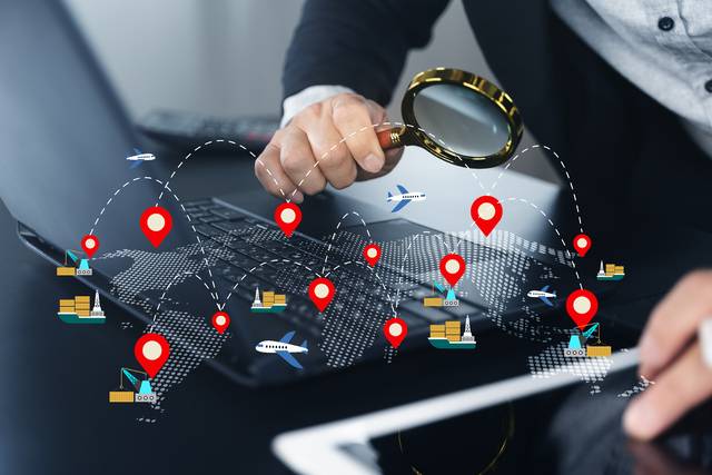 게티이미지뱅크Business professional analyzing global supply chain and logistics network with digital map, transportation routes, cargo shipping, tracking locations, and international trade concept.