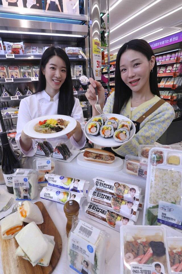 이마트24가 이달에 선보이는 스타 셰프 ‘미식 라인업’은 ‘제육모둠쌈밥정식(5,900원)’, ‘정성가득통소시지김밥(3,800원)’, 치킨 샌드위치 2종(각 4,500원), ‘여신양장피(6,900원)’, ‘중화잡채김밥(3,800원)’, ‘칠리콘카르네핫도그(4,000원)’, ‘로제소고기고추장삼각김밥(1,500원)’ 등이다.(이마트24 제공)