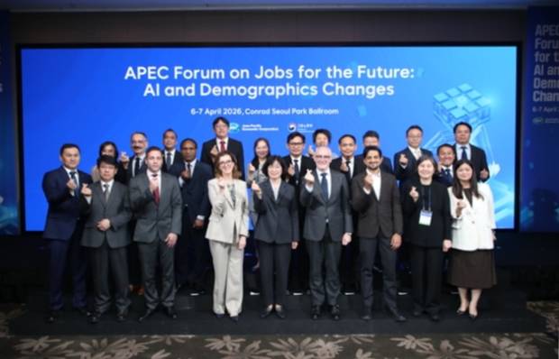 6일 임영미 고용노동부 고용정책실장 등 ‘APEC 미래 일자리 포럼’에 참석한 관계자들이 기념촬영을 하고 있다. 고용노동부 제공