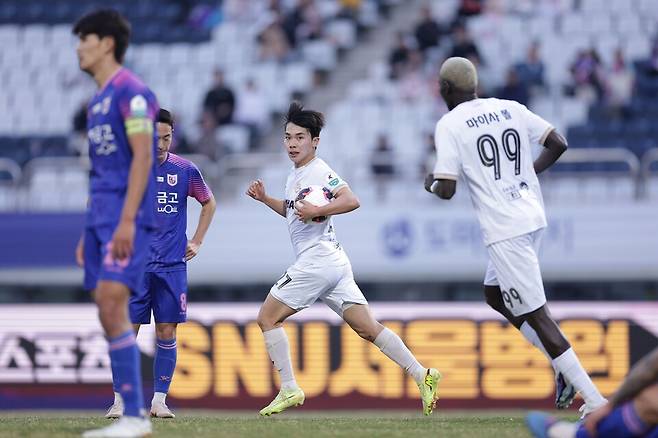 김해FC2008 팀이 6라운드 경기를 뛰고 있다. 사진/김해FC