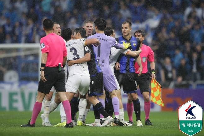 2024년 5월 11일 인천축구전용경기장에서 열린 하나은행 K리그1 2024 12라운드에서 인천 유나이티드와 FC서울 선수들이 신경전을 벌이고 있다. 사진=한국프로축구연맹