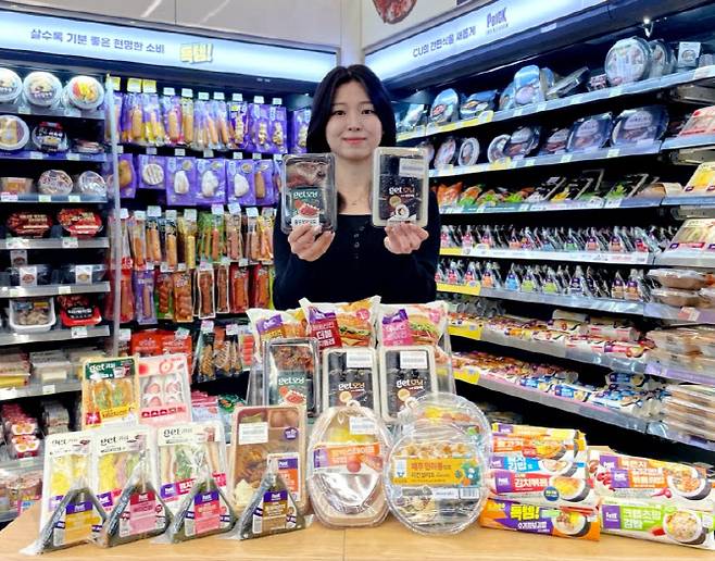 모델이 CU 매장에서 간편식을 소개하고 있다. (사진=BGF리테일)