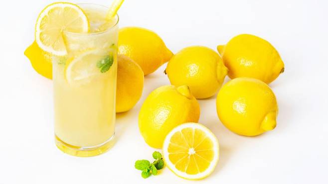 레몬을 꾸준히 섭취하면 건강에 다양한 도움을 받을 수 있다｜출처: 클립아트코리아