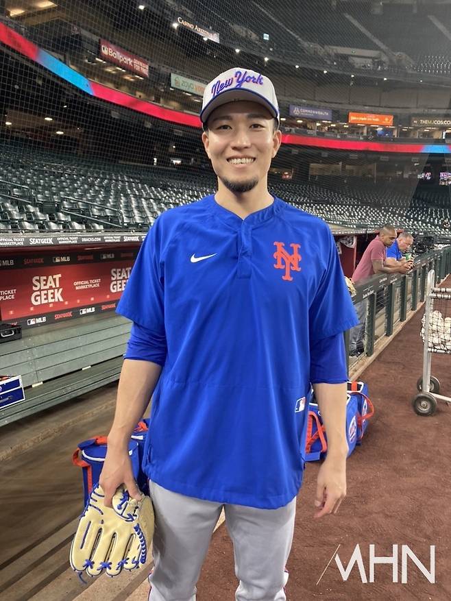 (뉴욕 메츠 '에이스' 고다이 센가가 미국 체이스필드에서 MHN과 인터뷰 후 사진촬영을 하고 있다)
