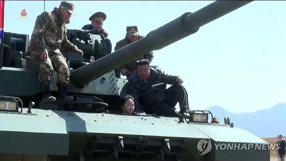 김정은 북한 국무위원장의 딸 주애가 지난 19일 평양 제60훈련기지에서 열린 보병·탱크(전차) 협동공격전술연습에서 신형 전차를 직접 조종하는 모습을 조선중앙TV가 20일 방영했다. 〈사진=조선중앙TV 캡쳐 / 연합뉴스〉