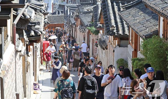 서울 종로구 북촌을 찾은 외국인 관광객들이 한옥마을을 관광하고 있다.  2025.9.2 ⓒ 뉴스1 장수영 기자