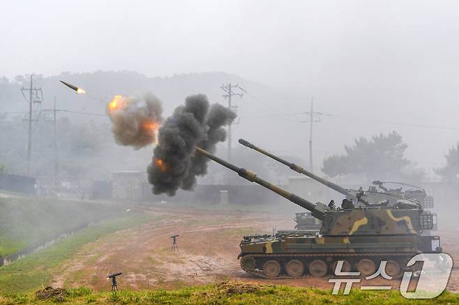 해병대 연평부대 장병들이 25일 서해 해상분계선 NLL 부근에서 실시된 해상 사격훈련에서 K9 자주포 사격을 하고 있다(해병대사령부 제공. 재판매 및 DB 금지) 2025.6.25 ⓒ 뉴스1 민경석 기자