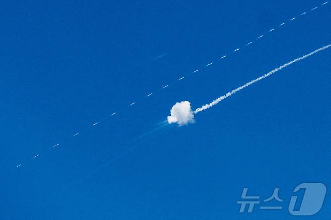 이스라엘 방공망이 16일(현지시간) 이란 미사일을 요격하고 있다. 이스라엘 점령지인 서안 헤브론에서 바라본 장면.2026.03.16. ⓒ 로이터=뉴스1