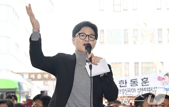 한동훈 전 국민의힘 대표가 22일 오후 서울 동대문구 경동시장을 방문해 인사말을 하고 있다. (공동취재) 2026.3.22 ⓒ 뉴스1 최지환 기자