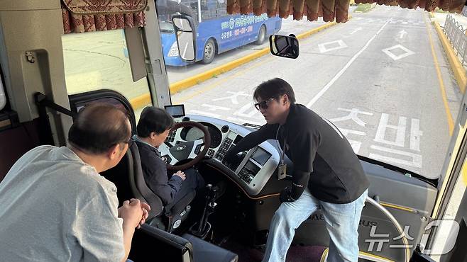 지난해 5월 진행된 마을버스 운전자 양성교육에서 교육생이 차량 특성에 대한 설명을 듣고 있다.(동작구 제공)