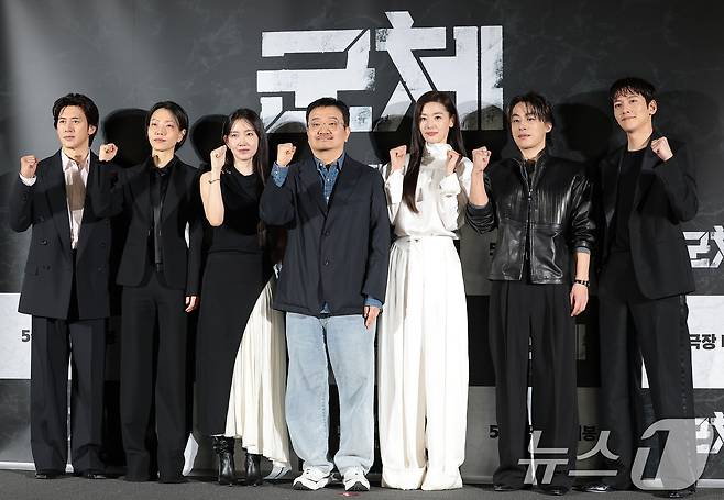 배우 고수(왼쪽부터)와 김신록, 신현빈, 연상호 감독, 전지현, 구교환, 지창욱이 6일 서울 용산구 CGV용산아이파크몰에서 열린 영화 '군체' 제작보고회에 참석해 파이팅을 외치고 있다. ⓒ 뉴스1 권현진 기자