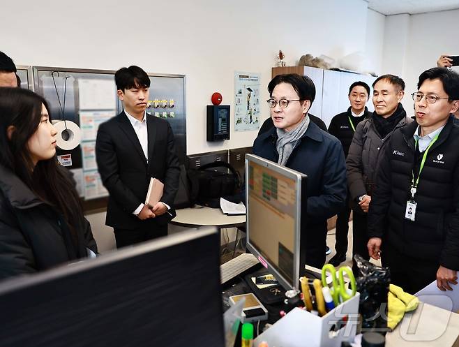 김정관 산업통상부 장관이 19일 오전 범부처 합동점검단과 함께 서울 송파구에 있는 정유사 직영 주유수를 불시에 방문해 점검하고 있다. (산업통상부 제공. 재판매 및 DB 금지) 2026.3.19 ⓒ 뉴스1