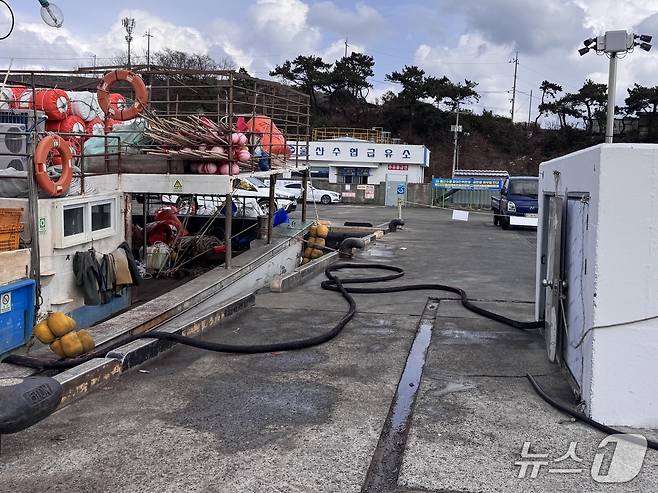 6일 울산 동구 방어진항에 위치한 울산수협 급유소에서 정박 중인 한 어선이 주유하고 있다.2026.04.06 ⓒ 뉴스1 김세은 기자