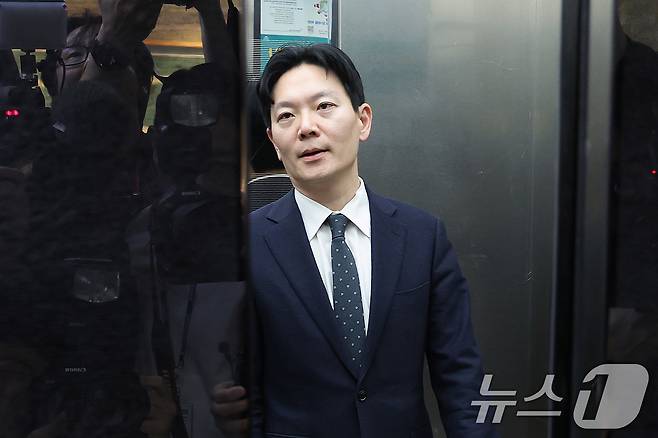 쌍방울 대북송금 사건을 담당했던 박상용 검사가 3일 서울 여의도 국회에서 열린 윤석열정권정치검찰조작기소의혹사건진상규명국정조사특별위원회 전체회의에서 증인 선서 거부를 한 후 퇴장당하고 있다. 2026.4.3 ⓒ 뉴스1 신웅수 기자