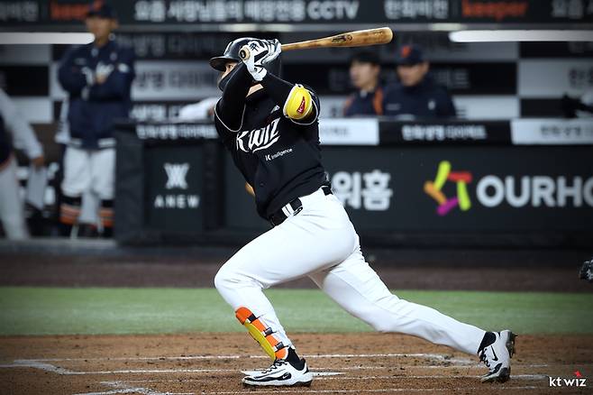 KT 오윤석이 1일 대전 한화생명 볼파크에서 열린 2026 KBO리그 정규시즌 한화와 경기에서 안타를 치고 있다. 사진 | KT 위즈