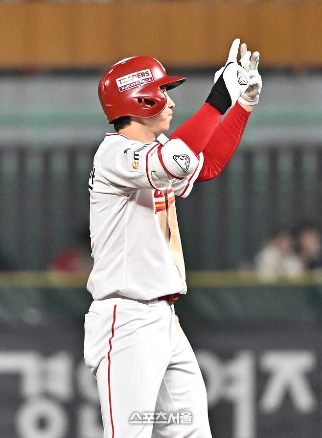 SSG 박성한이 2일 문학구장에서 열린 2026 KBO리그 키움과의 경기 5회초 무사 키움 선발 정현우를 상대로 2루타를 치고 세리머니를 하고 있다. 3회말에 이은 박성한의 경기 두 번째 2루타. 문학 | 박진업 기자 upandup@sportsseoul.com