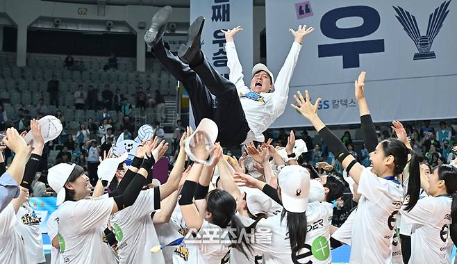 GS칼텍스 선수단이 5일 서울 장충체육관에서 열린 2025~2026 V-리그 여자부 챔피언결정전 3차전 후 열린 시상식 후 이영택 감독을 헹가래하고 있다. 2026. 4. 5. 장충 | 최승섭기자 thunder@sportsseoul.com