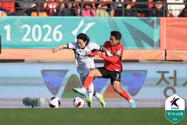 공을 두고 경합하는 강원 김대원(오른쪽)과 광주 신창무. 제공 | 한국프로축구연맹