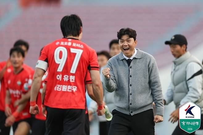 이유현과 기뻐하는 강원 정경호 감독. 제공 | 한국프로축구연맹