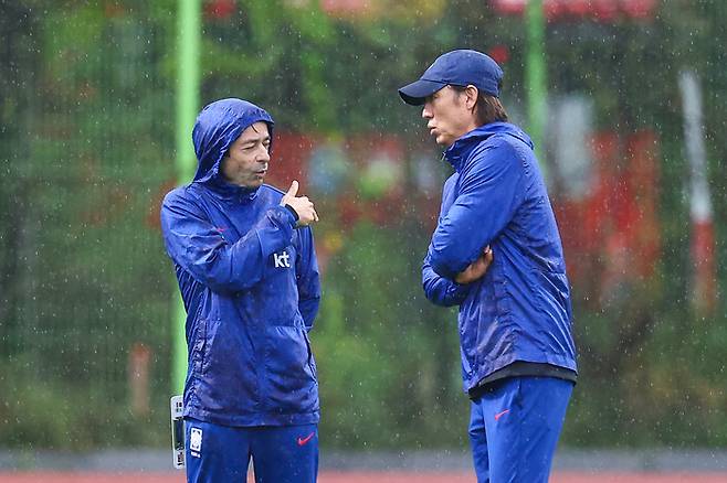 축구 국가대표팀 홍명보 감독이 지난해 10월 파라과이와의 평가전을 하루 앞두고 고양시 고양종합운동장 보조구장에서 열린 공식훈련에서 주앙 아로소 수석코치와 대화하고 있다. 사진 | 연합뉴스