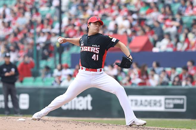 KIA 황동하가 인천SSG랜더스필드에서 열린 2026 KBO리그 정규시즌 SSG전에 등판해 역투하고 있다. 사진 | KIA 타이거즈