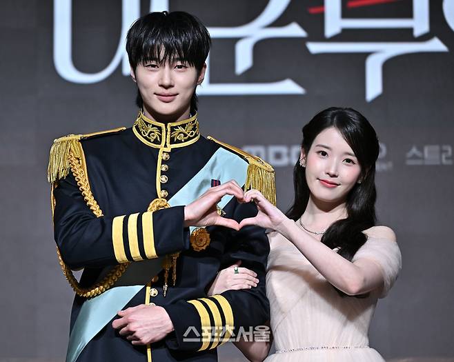 변우석, 아이유가 6일 조선 팰리스 서울 강남에서 열린 MBC 새 금토드라마 ‘21세기 대군부인’ 제작발표회에서 포즈를 취하고 있다. 2026. 4. 6. 최승섭기자 thunder@sportsseoul.com