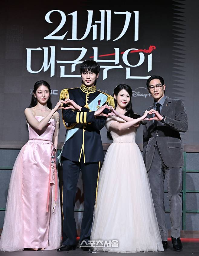 공승연, 변우석, 아이유, 노상현이 6일 조선 팰리스 서울 강남에서 열린 MBC 새 금토드라마 ‘21세기 대군부인’ 제작발표회에서 포즈를 취하고 있다. 2026. 4. 6. 최승섭기자 thunder@sportsseoul.com