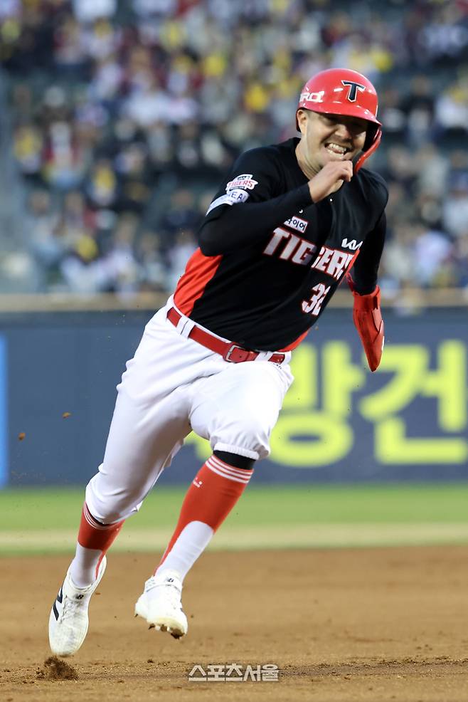 KIA 데일이 2일 잠실구장에서 열린 2026 KBO리그 정규시즌 LG와 경기에서 홈으로 질주하고 있다. 사진 | KIA 타이거즈