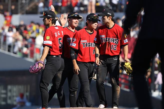 승리 세리머니하는 KIA 타이거즈 선수들. 사진제공=KIA 타이거즈