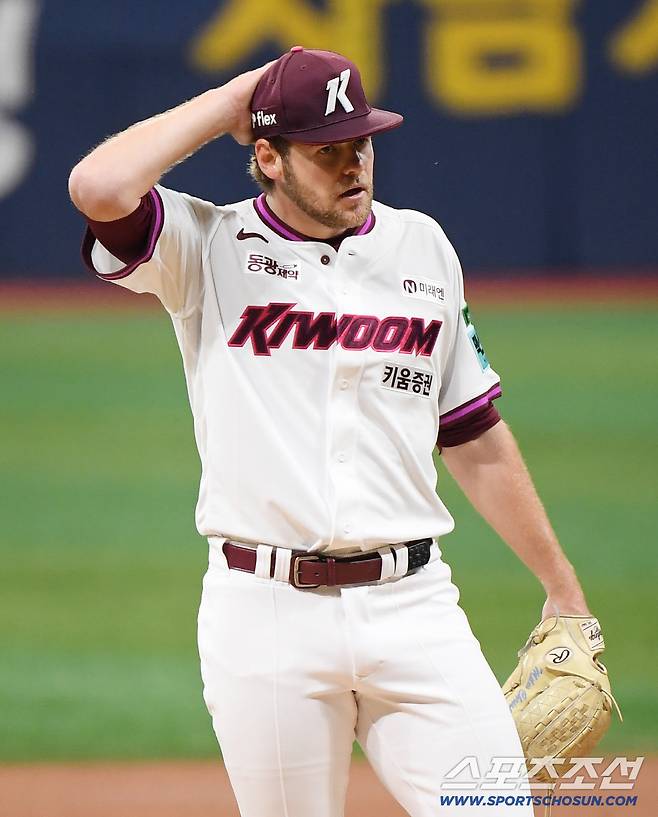 5일 서울 고척스카이돔에서 열린 LG-키움전. 1회초 2실점한 와일스가 아쉬워하고 있다. 정재근 기자 cjg@sportschosun.com