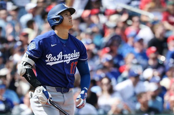 오타니가 지난 4일(한국시각) 워싱턴전에서 3회 우중월 3점포를 날린 뒤 타구를 쳐다보고 있다. AP연합뉴스