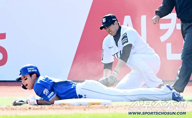 충돌은 피했으나 크게 넘어지며 괴로워하는 김민수