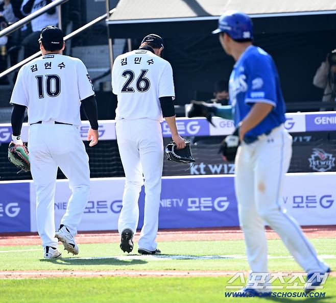 괜찮다는 선배의 말에도 마음을 놓지 못해 멈춰 선 김영웅의 발걸음