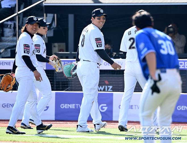 사과하는 김영웅을 바라보는 김현수와 김상수의 흐뭇한 미소