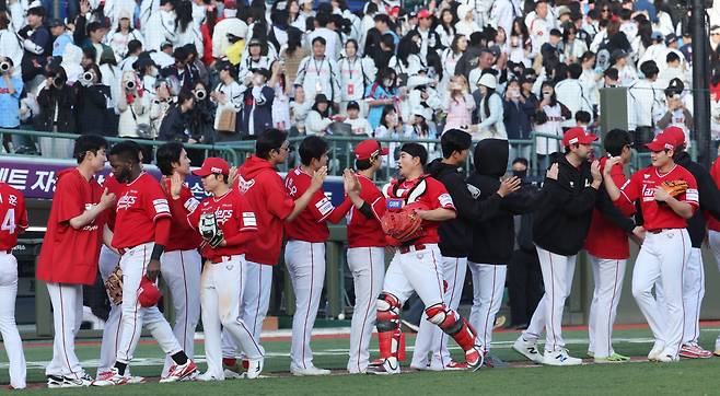 5일 부산 사직야구장에서 열린 프로야구 SSG 랜더스와 롯데 자이언츠의 경기. 4대3으로 승리한 SSG 선수들이 승리의 기쁨을 나누고 있다. 연합뉴스