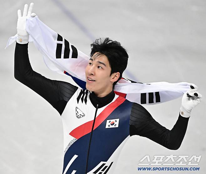 15일(한국시간) 이탈리아 밀라노 아이스스케이팅 아레나에서 열린 쇼트트랙 남자 1500m 결승전. 은메달을 차지한 황대헌. 밀라노(이탈리아)=송정헌 기자songs@sportschosun.com/2026.02.15/