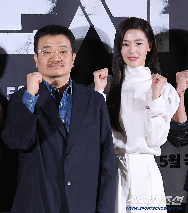 영화 '군체' 제작보고회가 6일 오전 서울 용산CGV에서 열렸다. 연상호 감독과 전지현이 함께 포즈 취하고 있다.  정재근 기자 cjg@sportschosun.com/2026.4.6/