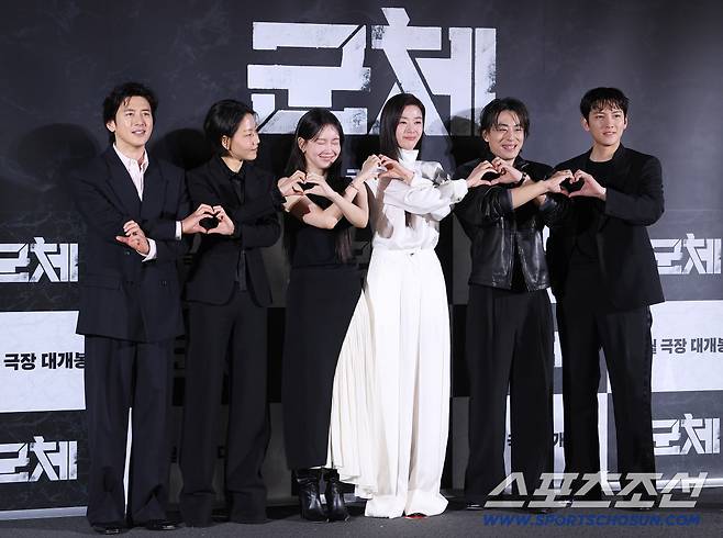 영화 '군체' 제작보고회가 6일 오전 서울 용산CGV에서 열렸다. 고수, 김신록, 신현빈, 전지현, 구교환, 지창욱이 포즈 취하고 있다.  정재근 기자 cjg@sportschosun.com/2026.4.6/