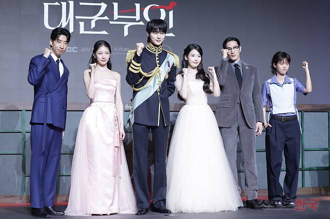 MBC 새 금토드라마 '21세기 대군부인' 제작발표회에 참석한 유수빈, 공승연, 변우석, 아이유, 노상현, 이연.&nbsp; 2026. 4.6 ⓒ이혜영 기자 lhy@hankooki.com