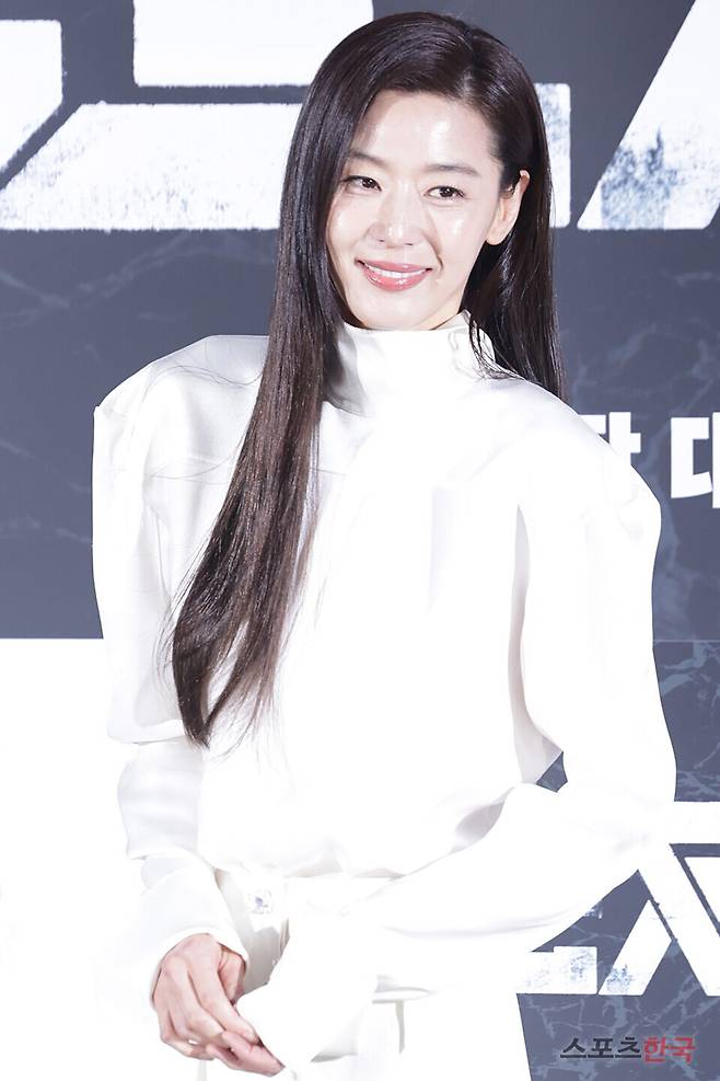 영화 '군체' 제작보고회에 참석한 전지현. 2026.4.6 ⓒ이혜영 기자 lhy@hankooki.com