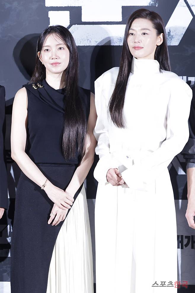 영화 '군체' 제작보고회에 참석한 신현빈, 전지현. 2026.4.6 ⓒ이혜영 기자 lhy@hankooki.com